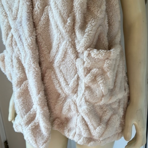 Koolaburra Ivory Textured Vest for Women - Picture 3 of 11